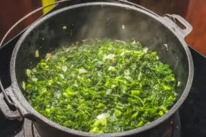 Grünkohl köchelt in Brühe