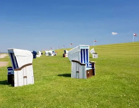 Grünstrand von Friedrichskoog-Spitze mit gemütlichen Strandkörben und Blick auf das Wattenmeer, ideal für Hunde