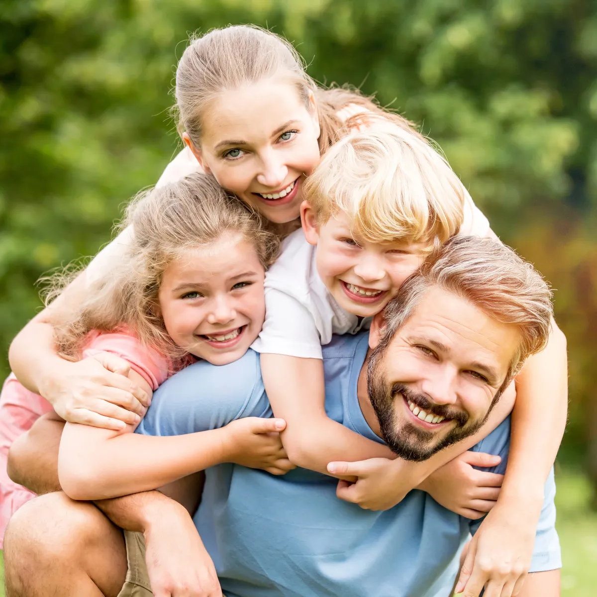 Gruppe von Menschen, die gemeinsam an einem Tisch arbeitet, veranschaulicht die partizipative Einbindung aller für gesundes Wachstum