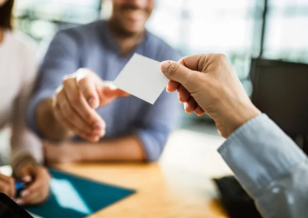 Gruppe von Menschen in einem Meeting, die sich über aktive Interessenvertretung austauschen