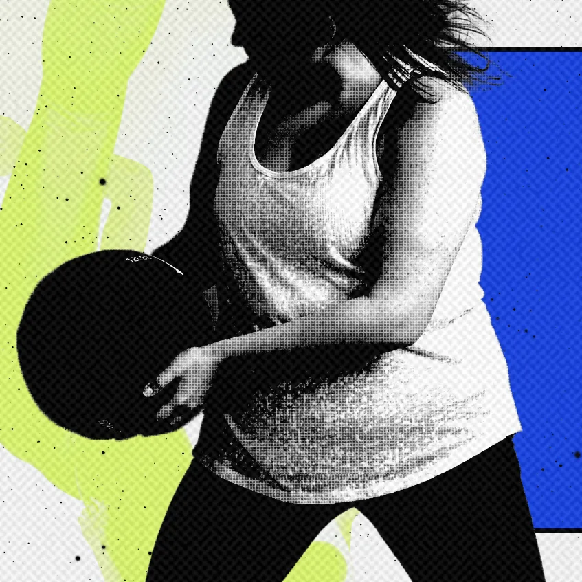 Gruppe von Teilnehmern beim entspannenden Outdoor-Training oder einer Achtsamkeitsübung im The Body Camp, umgeben von mediterraner Natur.