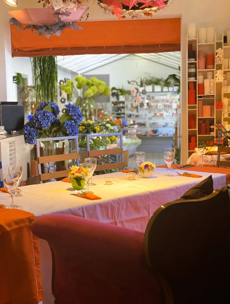 Gruppe von Teilnehmern beim Pasta-Workshop, die gemeinsam Nudeln zubereiten