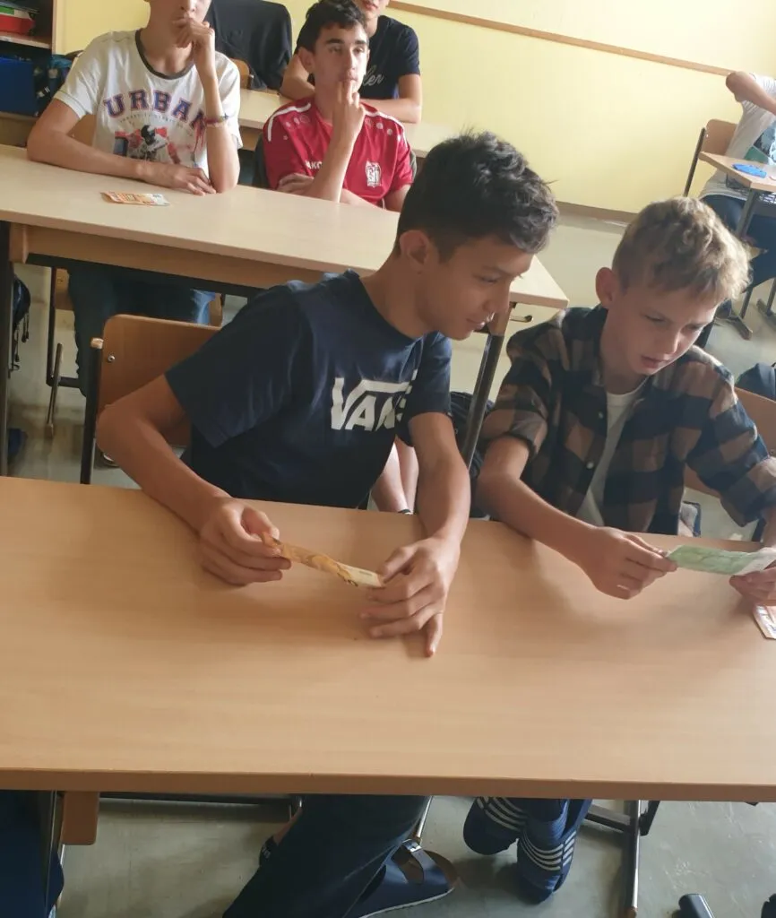 Gruppenarbeit von Schülern, die gemeinsam Aufgaben zur Nachhaltigkeit lösen