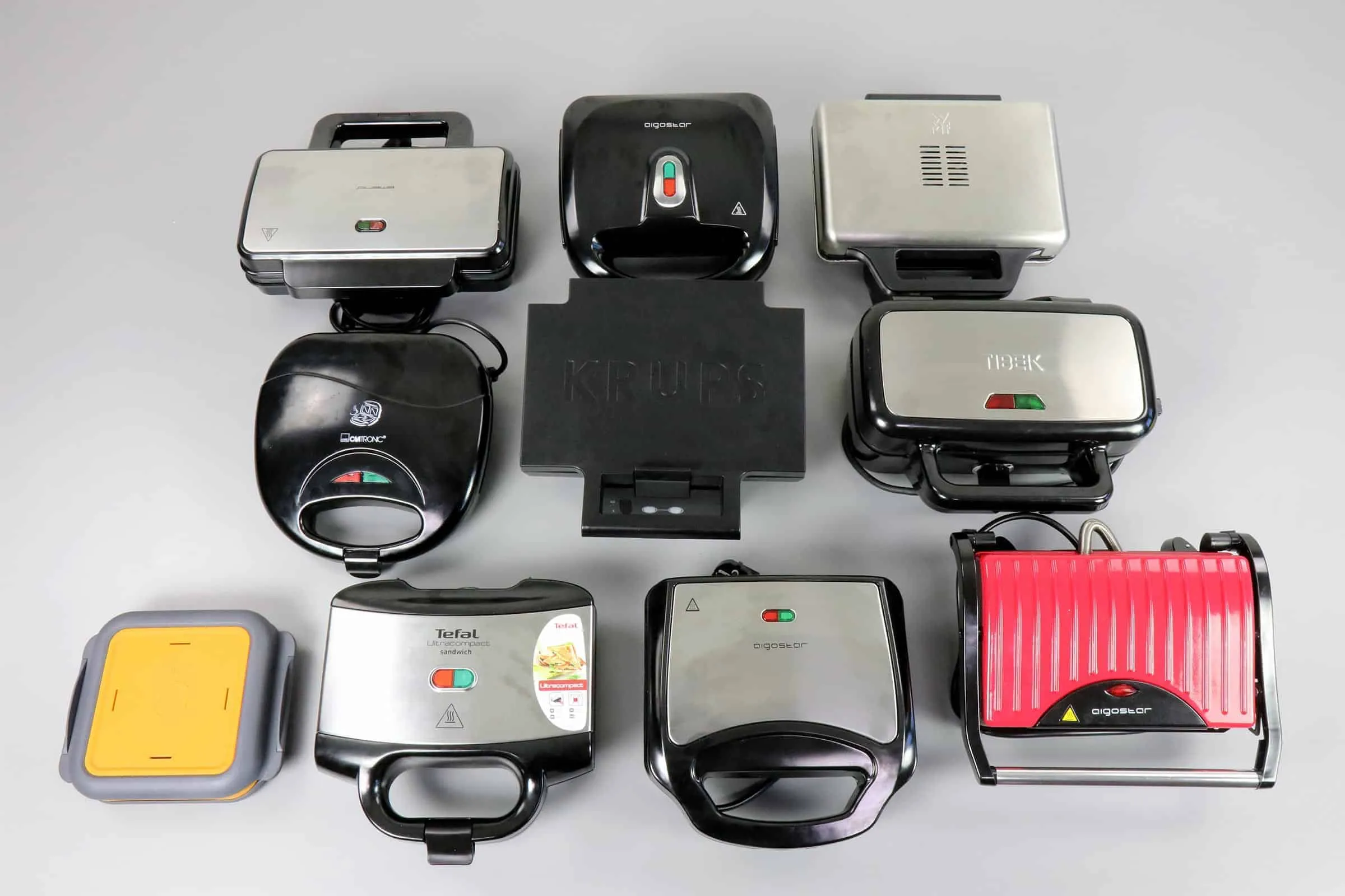 Gruppenfoto verschiedener Sandwichmaker-Modelle
