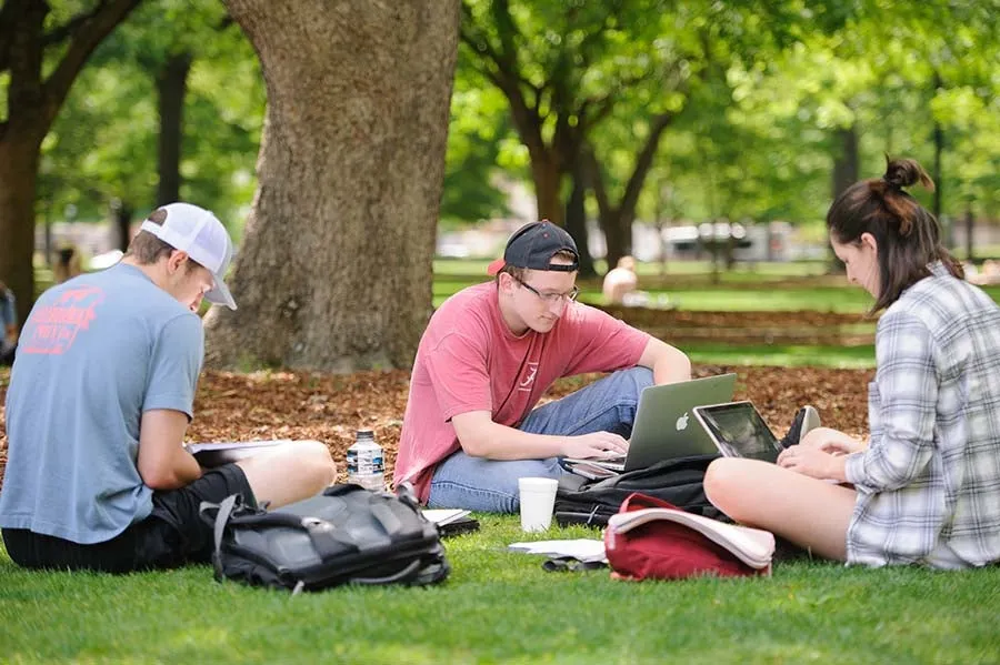 Gruppenfoto von Studenten auf einem deutschen Campus