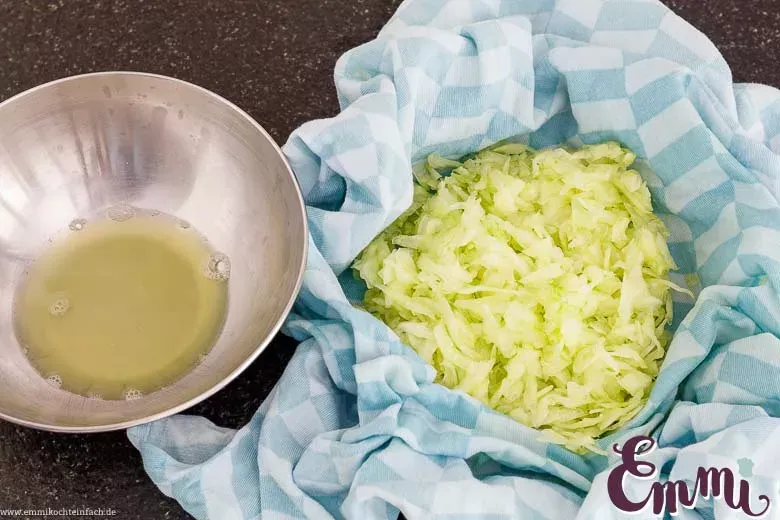 Gurke ausdrücken für Tzatziki