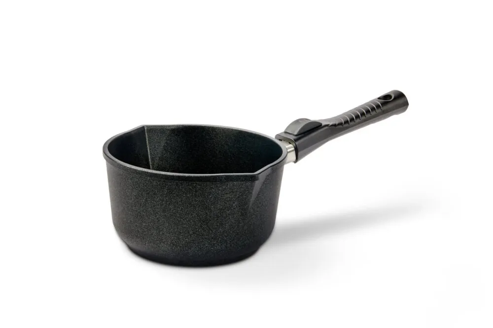 Guss Universaltopf 18cm von vorne mit Griff seitlich nach hinten rechts Topf Aluguss Emmi kocht einfach