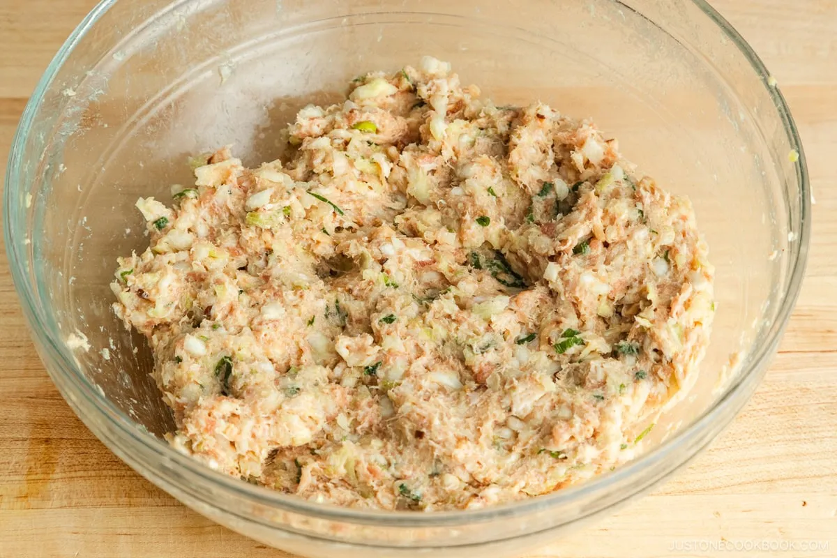 Gyoza-Füllung in der Glasschüssel.