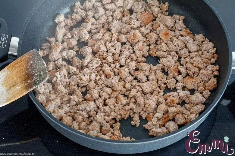 Hackfleisch wird in einem Topf angebraten, ein wichtiger Schritt für jedes Eintopf Rezept mit Fleisch