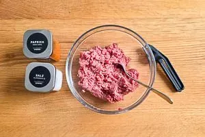Hackfleisch würzen: Die Grundlage für einen leckeren Burger ist ein gut gewürztes Patty aus Rinderhackfleisch.