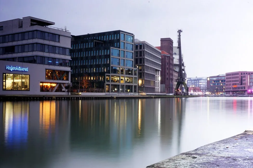Hafenviertel in Münster mit reflektierenden Gebäuden im Wasser