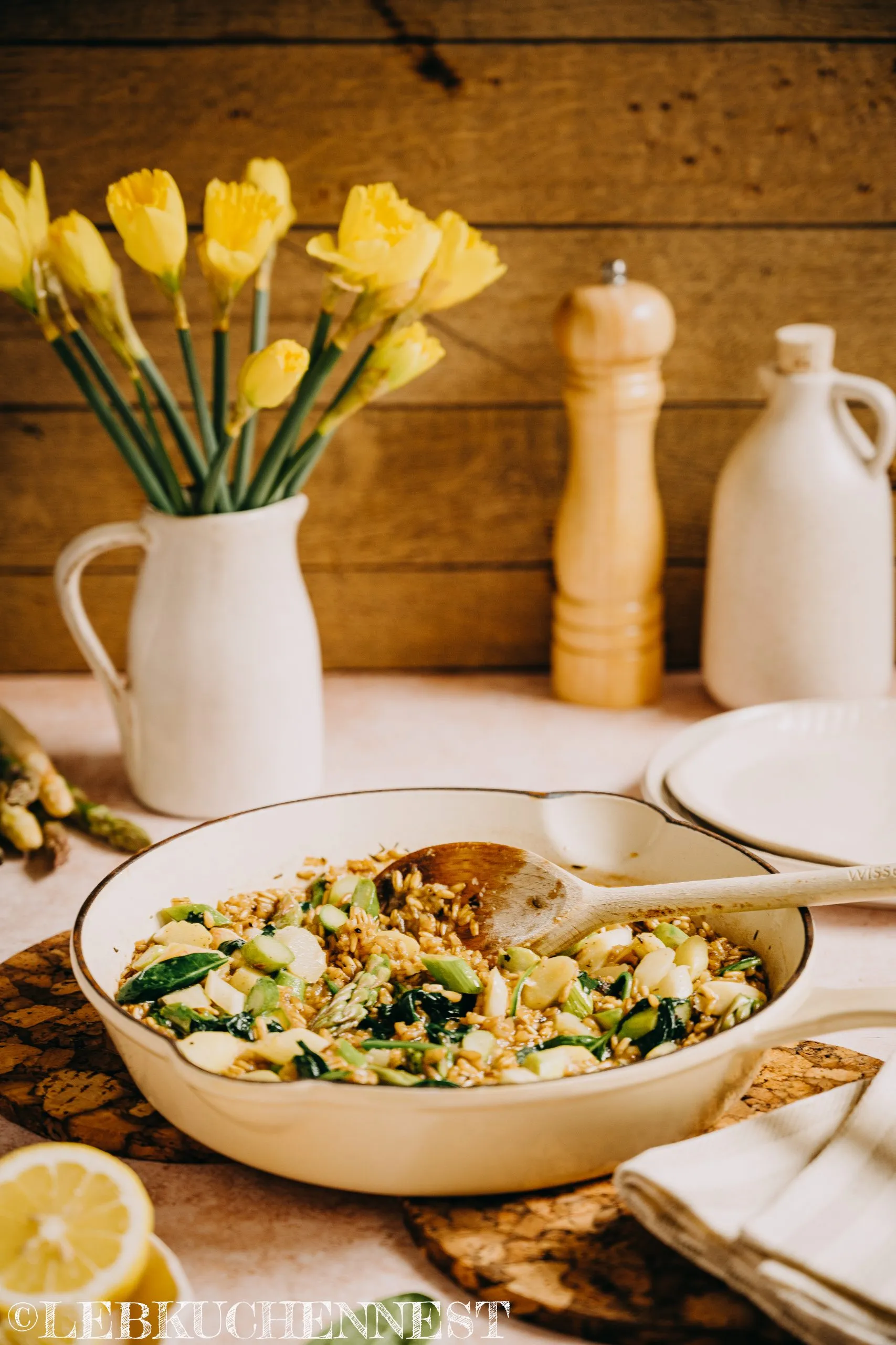 Hafer-Risotto mit frischem Spinat und Spargel, appetitlich angerichtet