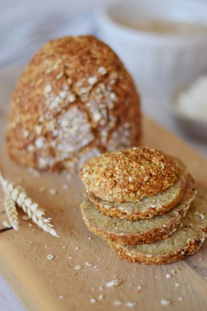 Haferbrot ohne Mehl: goldbraun gebackenes Hafer-Quark-Brot aus dem Airfryer, perfekt für schnellen Genuss.