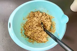 Haferflocken mit Eimasse verrühren