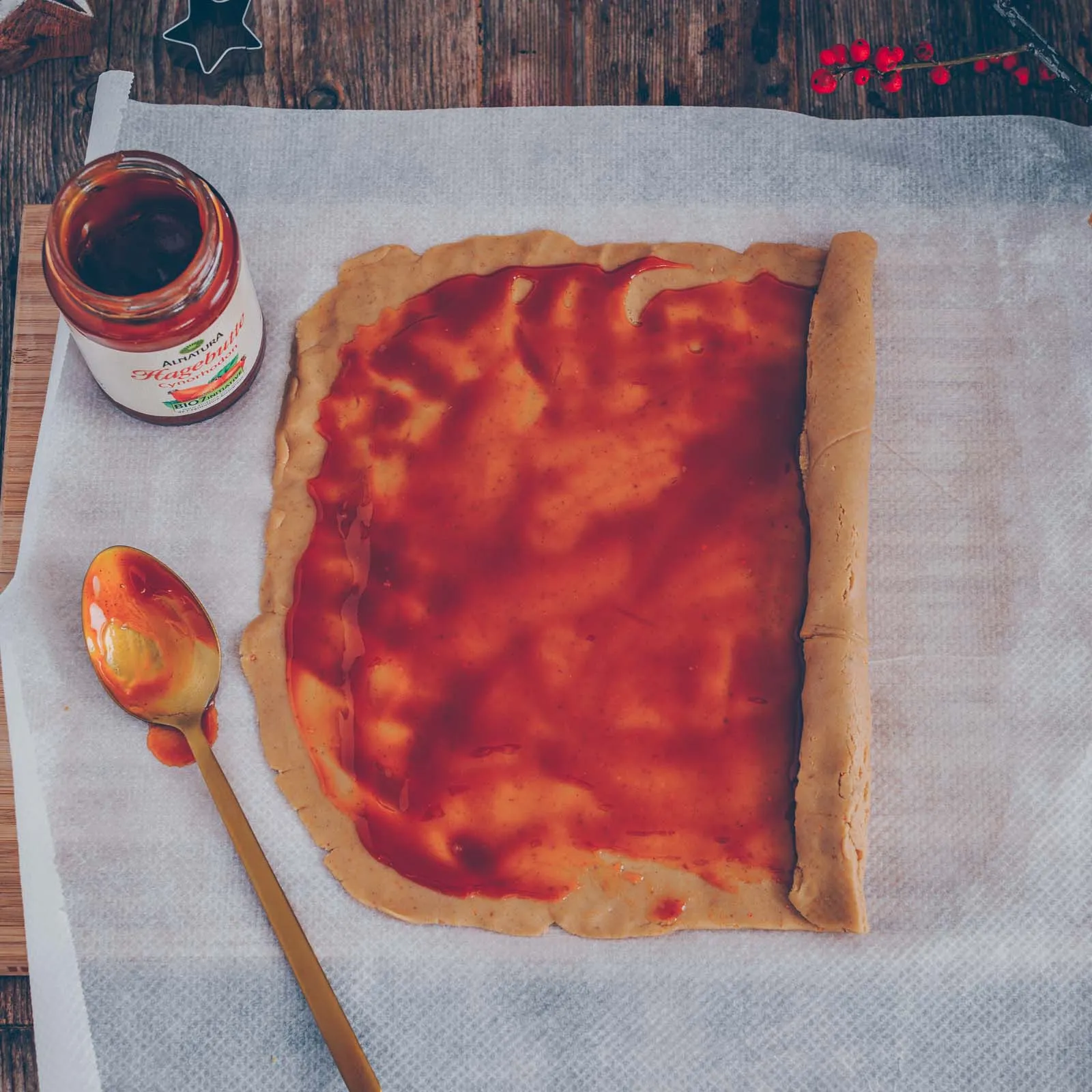 Hagebutten-Konfitüre-Rollen, fertig gebacken und leicht gebräunt auf dem Backblech