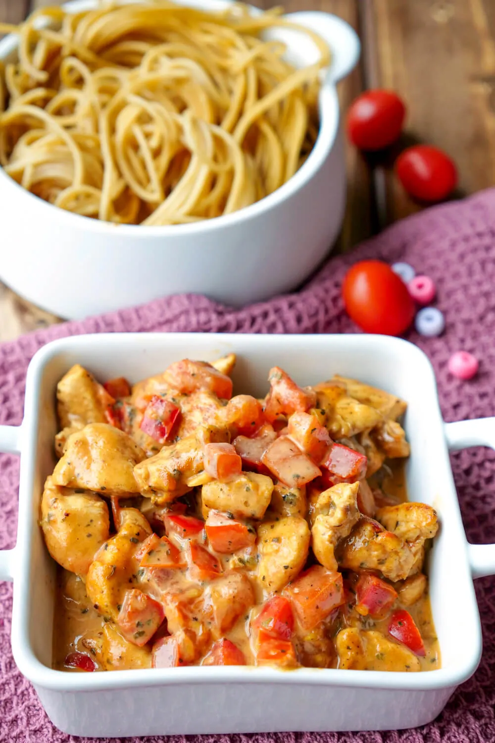 Hähnchen-Paprika-Pfanne mit cremiger Sahnesauce, Paprika, Hähnchen und Spaghetti. Alternative Text: Deftige Hähnchen-Paprika-Pfanne mit cremiger Sahnesauce, serviert mit Spaghetti, ein schnelles und sättigendes Mittagessen für die ganze Familie.
