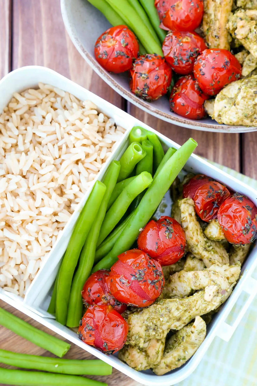 Hähnchen-Pesto-Bowl mit grünen Bohnen und frischen Tomaten, ein einfaches Essen für Gäste und zum Vorkochen.