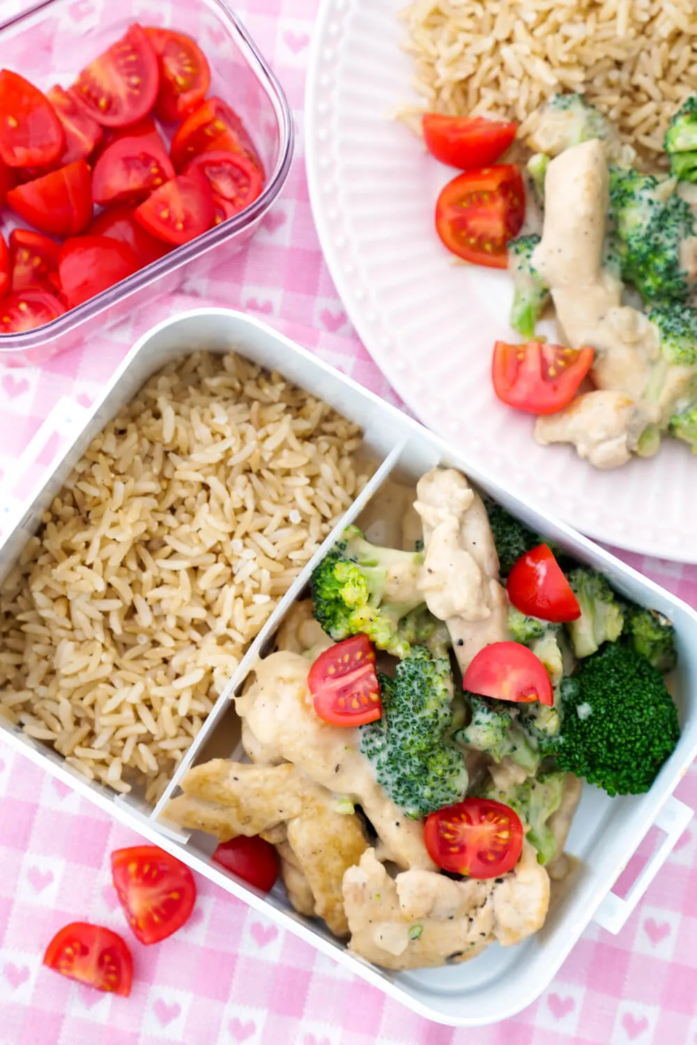 Hähnchen-Pfanne mit Brokkoli und cremiger Parmesansauce für die Mittagspause