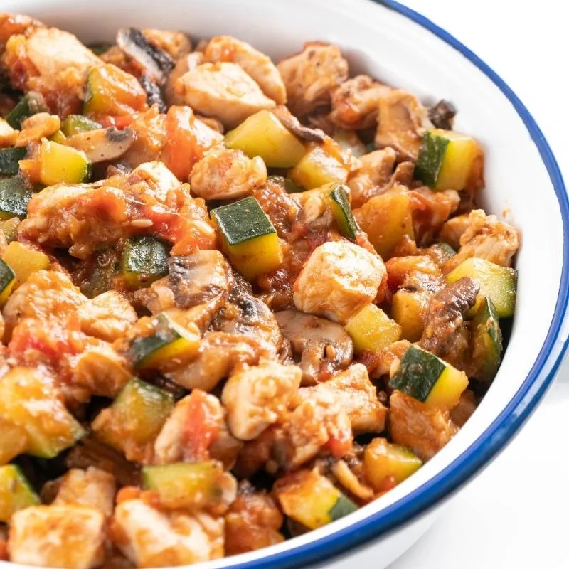 Hähnchen-Zucchini-Pfanne mit Pilzen