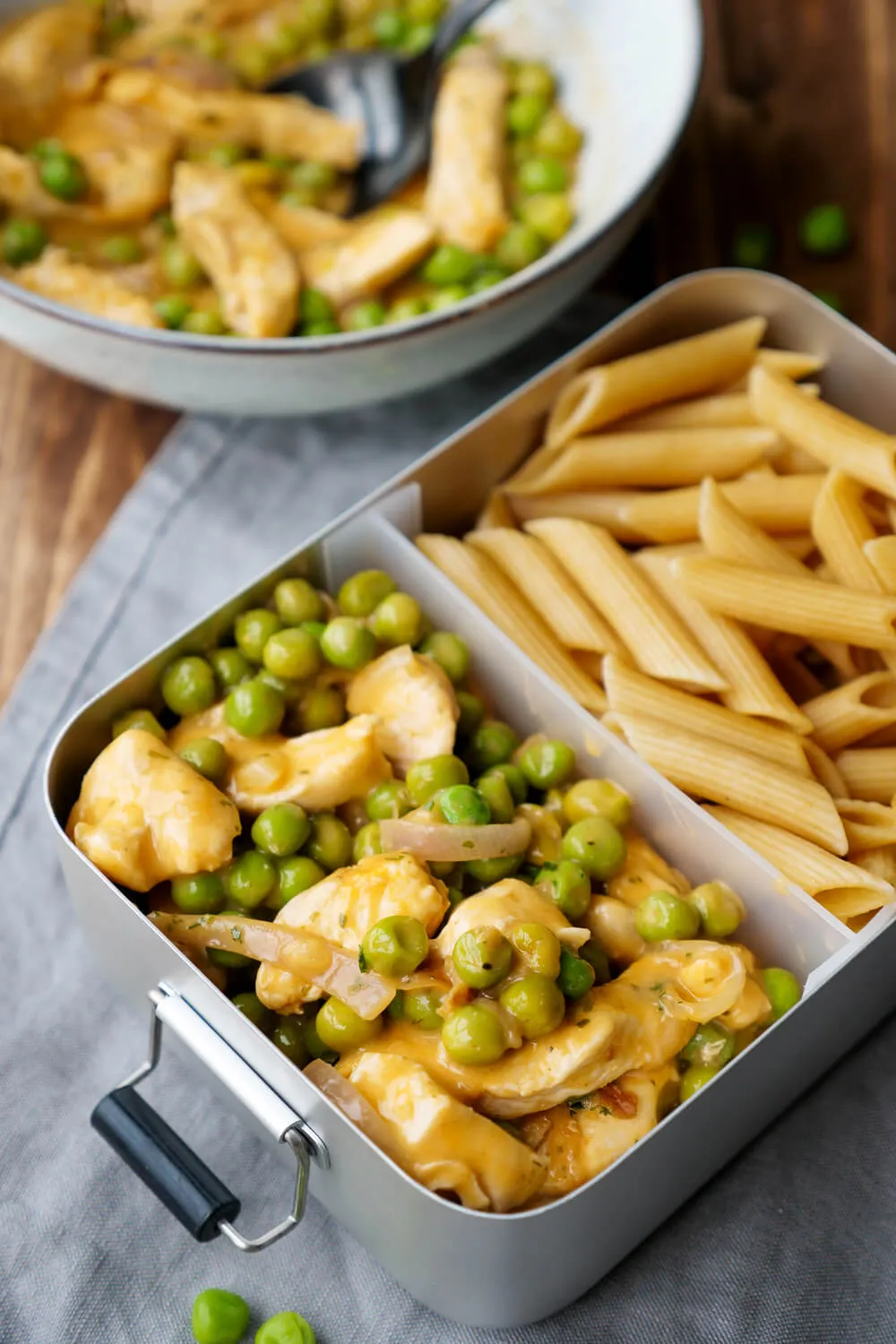 Hähnchenpfanne mit Senf-Sahnesauce und Erbsen, ideal zum Vorkochen