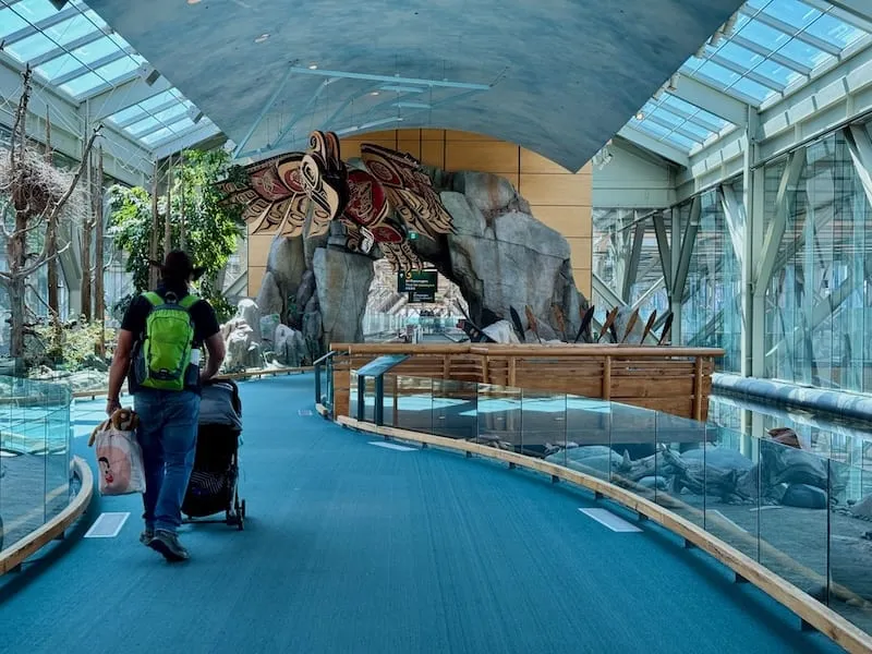 Hallo und willkommen in Vancouver, Westkanada: Der Empfang am Flughafen erinnert eher an den Besuch eines Museums als an immer gleiches, unscheinbares Flughafen-Dekor.
