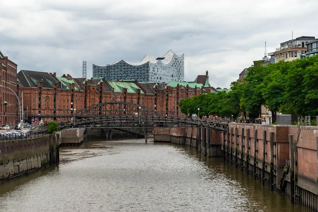 Hamburger Speicherstadt mit Elbphilharmonie bei Abenddämmerung