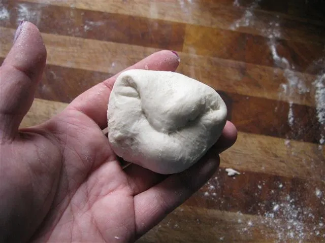 Handarbeit beim Brötchen formen, um die Teigspannung zu optimieren