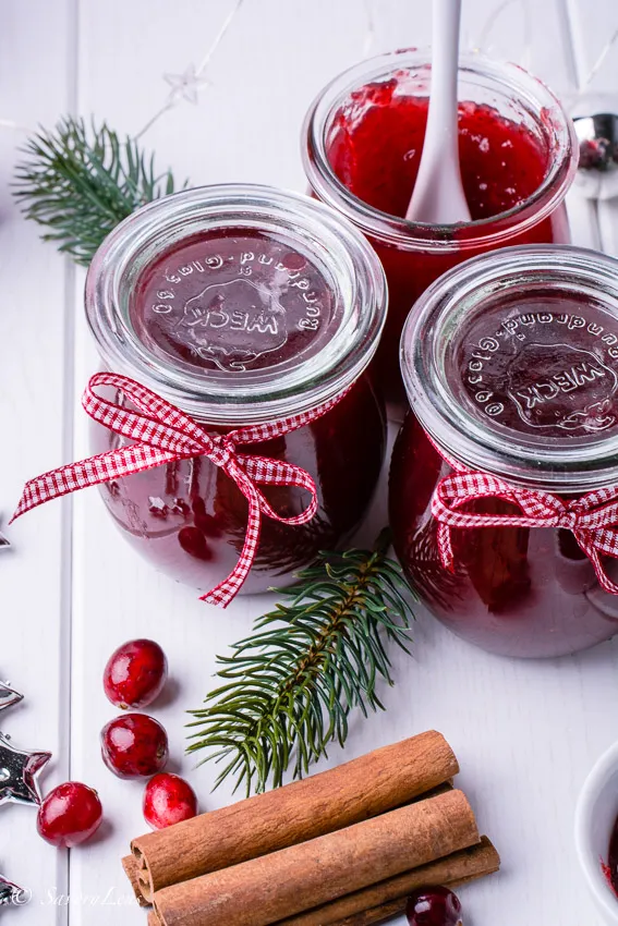 Hände mischen Teig für Britische Scones auf einer bemehlten Arbeitsfläche, um die perfekte Grundlage für Weihnachtsmarmelade zu schaffen.
