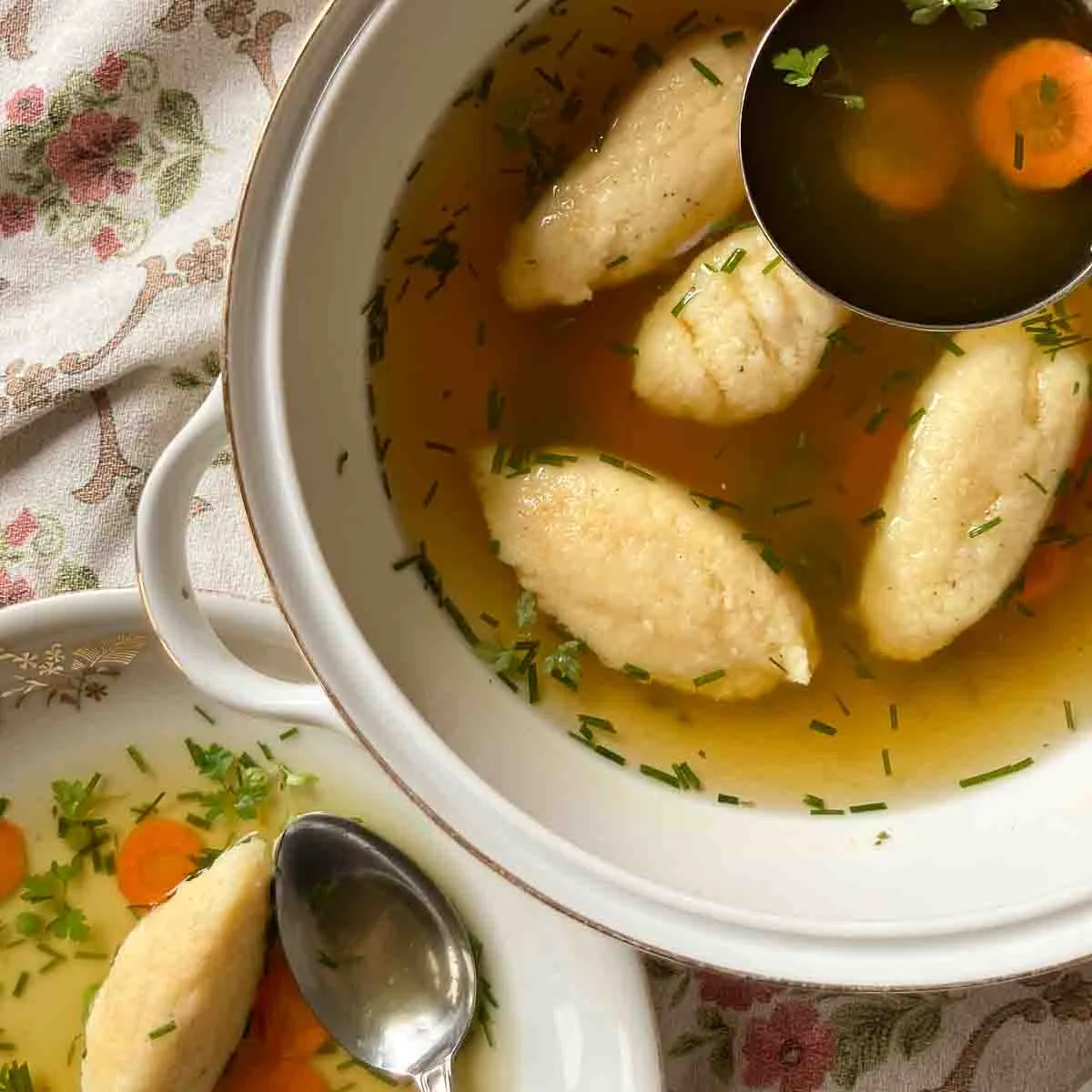 Handgeformte Grießnockerl, bereit zum Kochen, mit Zutaten im Hintergrund