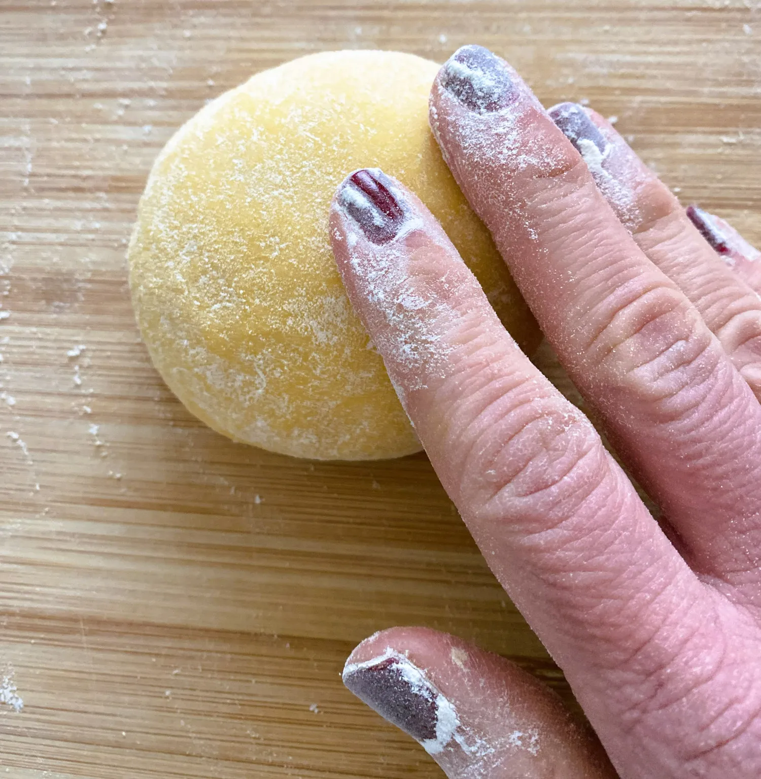 Handgekneteter, glatter Pastateig ruht unter Frischhaltefolie für perfekte Ravioli