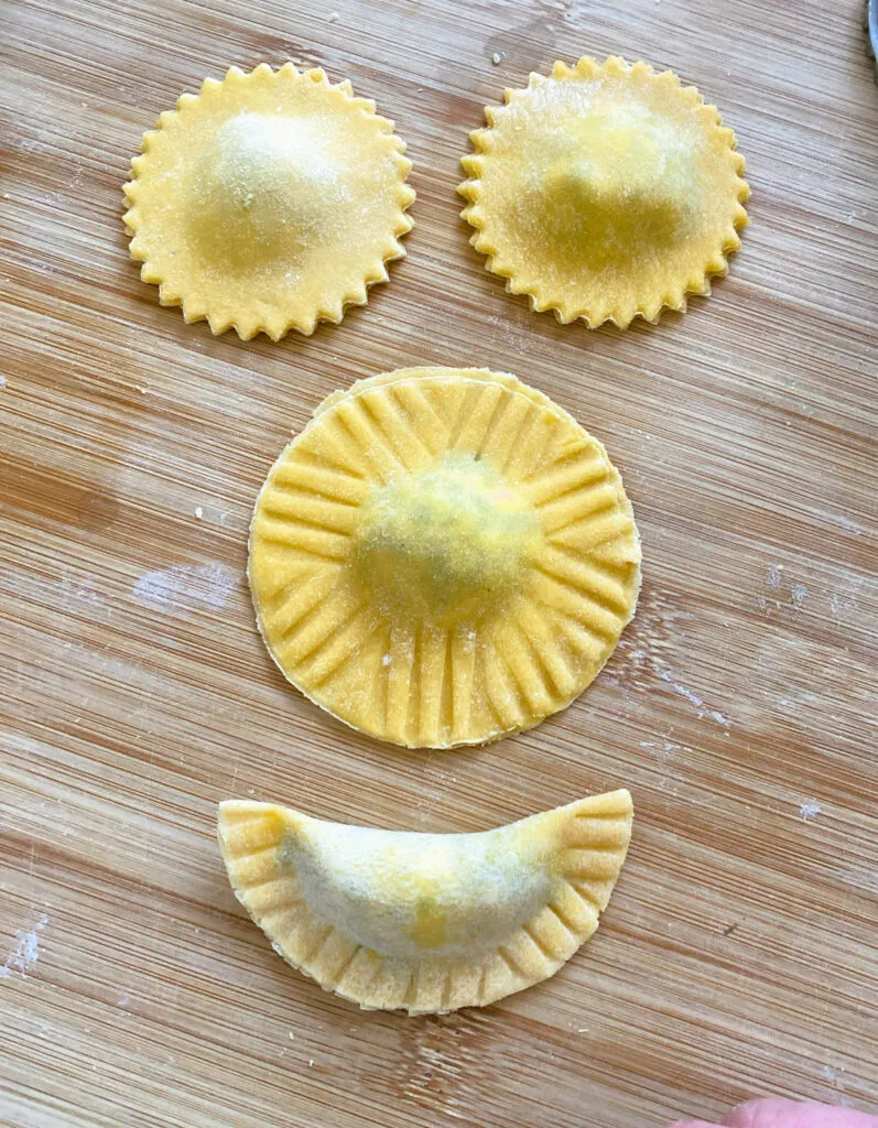 Handgemachte Ravioli mit Füllung, bereit zum Kochen, mit Kindern einfach selbst gemacht