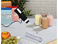 Handmixer beim Aufschäumen von Milch für perfekten Milchschaum