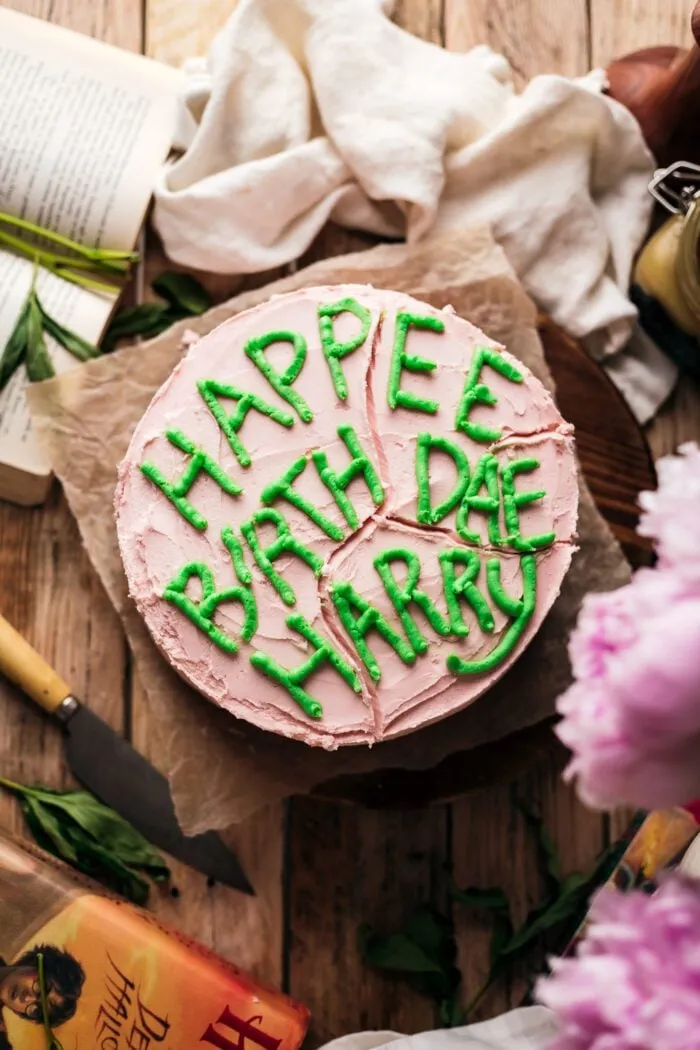 HAPPEE BIRTHDAY HARRY Harry Potter Kuchen auf einem Tisch