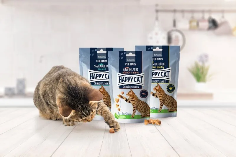Happy Cat Crunchy Snacks in verschiedenen Geschmacksrichtungen für Katzen.