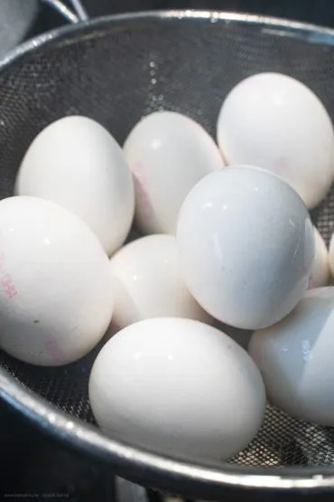 Hart gekochte Eier unter kaltem Wasser abschrecken für das Soleier Rezept