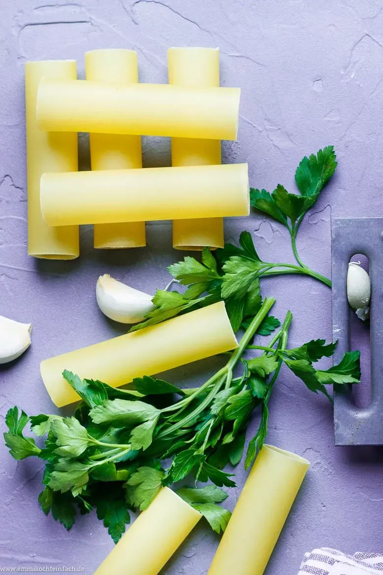 Hartweizen-Teigröllchen bereit zum Füllen: Der erste Schritt zum italienischen Genuss.