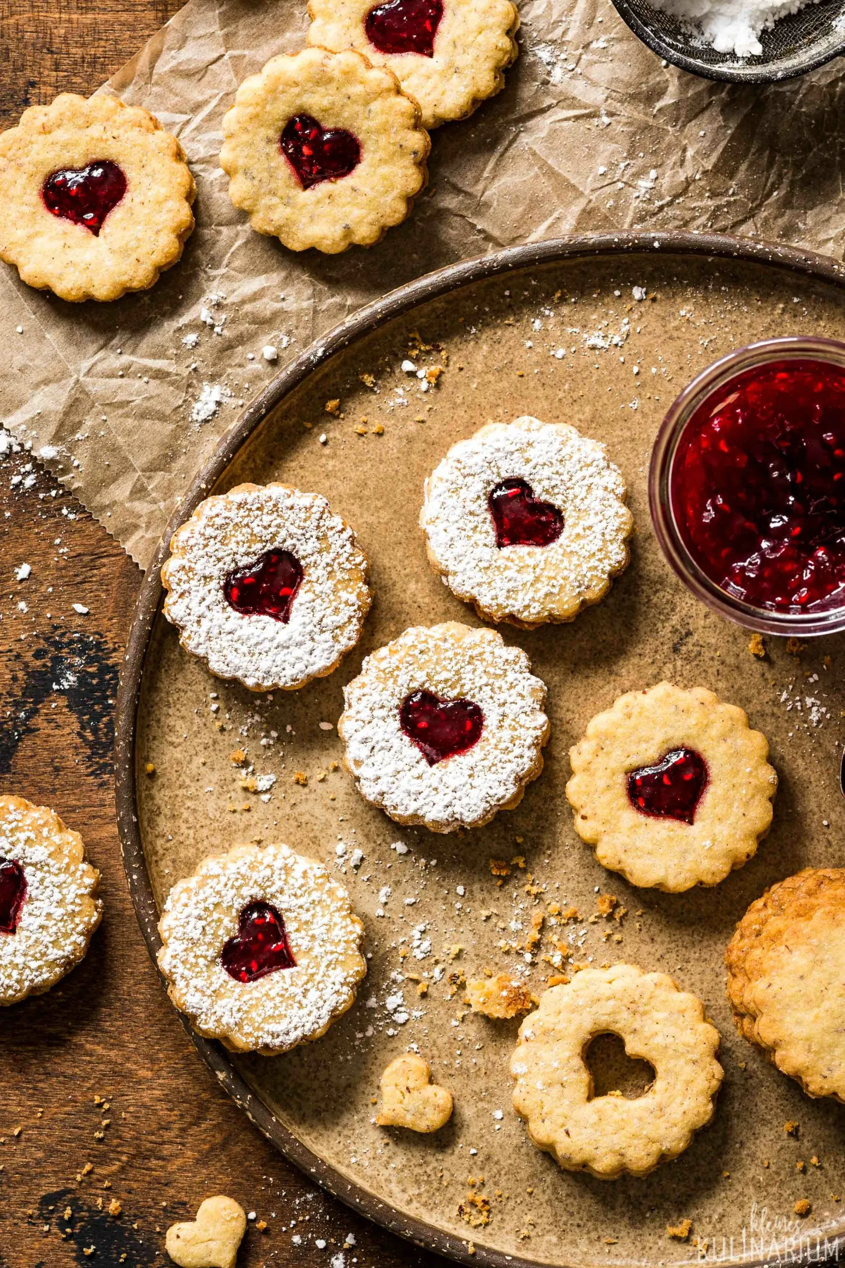Haselnuss-Zimt-Plätzchen mit Marmelade