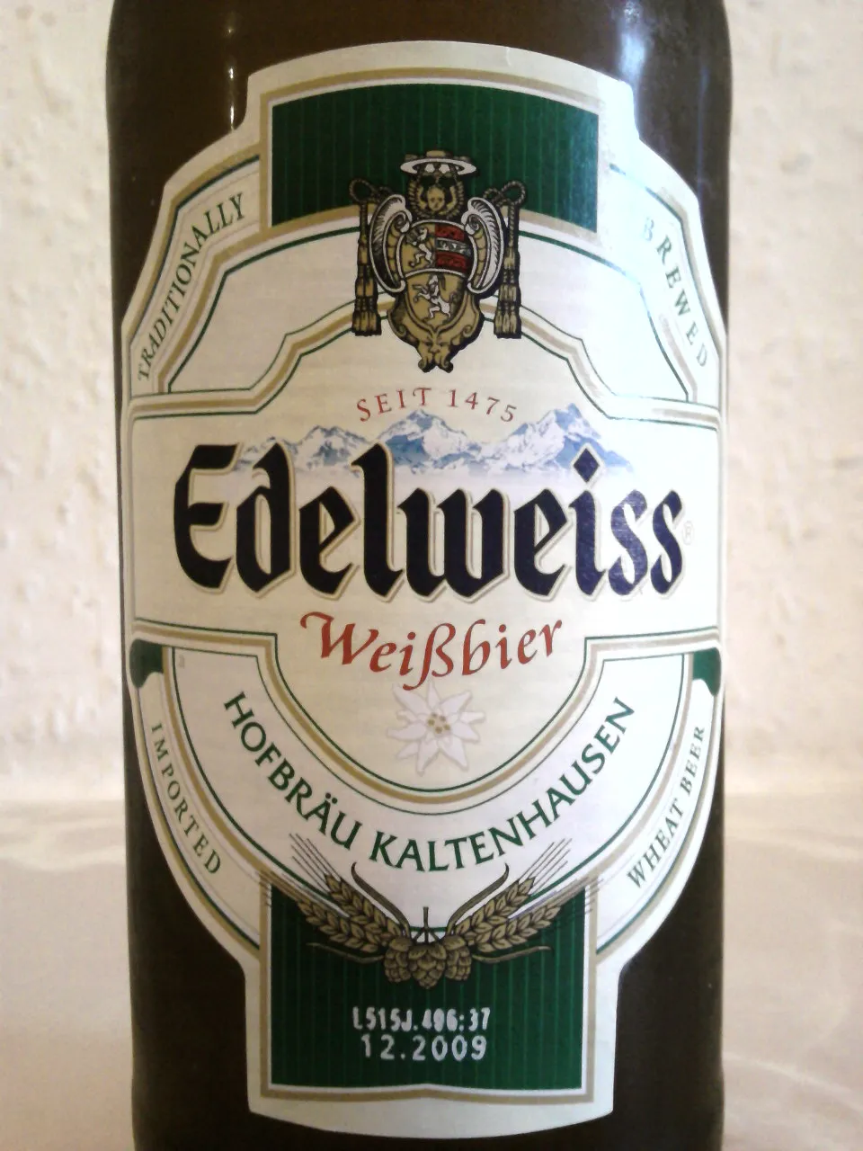 Hauptetikett des Edelweiss Weizenbiers mit detailliertem Wappen und &quot;Hofbräu Kaltenhausen&quot;