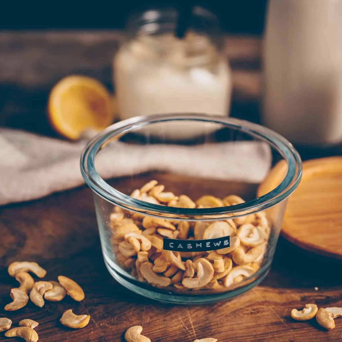 Hausgemachte Cashewmilch, süße Creme und Sauerrahm – vielseitige Milchrezepte für die vegane Küche.