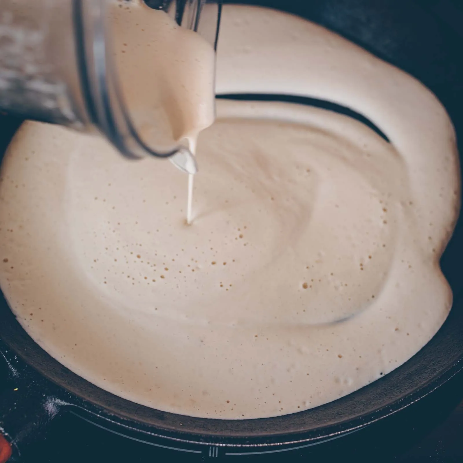 Hausgemachte cremige Cashew-Sauce in einem Topf, bereit für die Spargel-Pasta