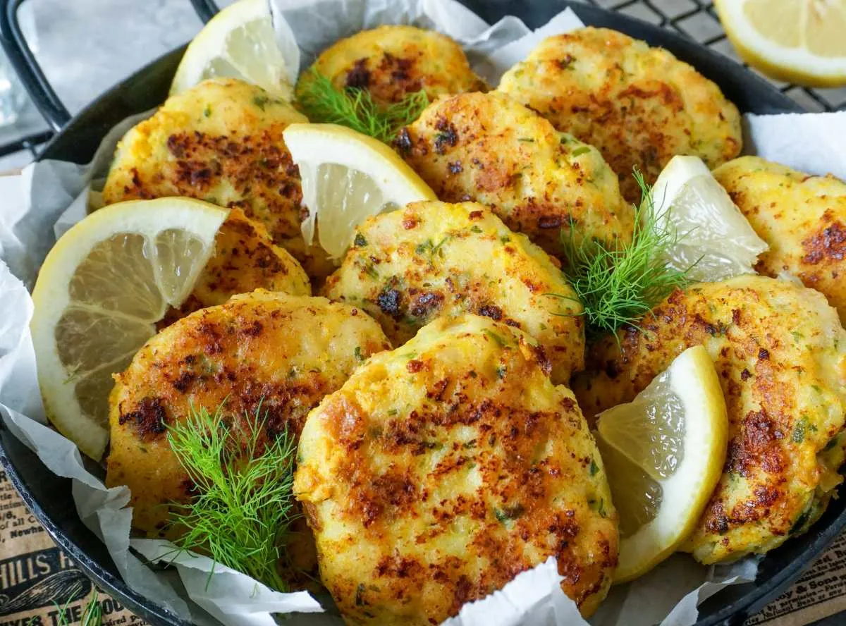 Hausgemachte Fischfrikadellen, goldbraun gebraten