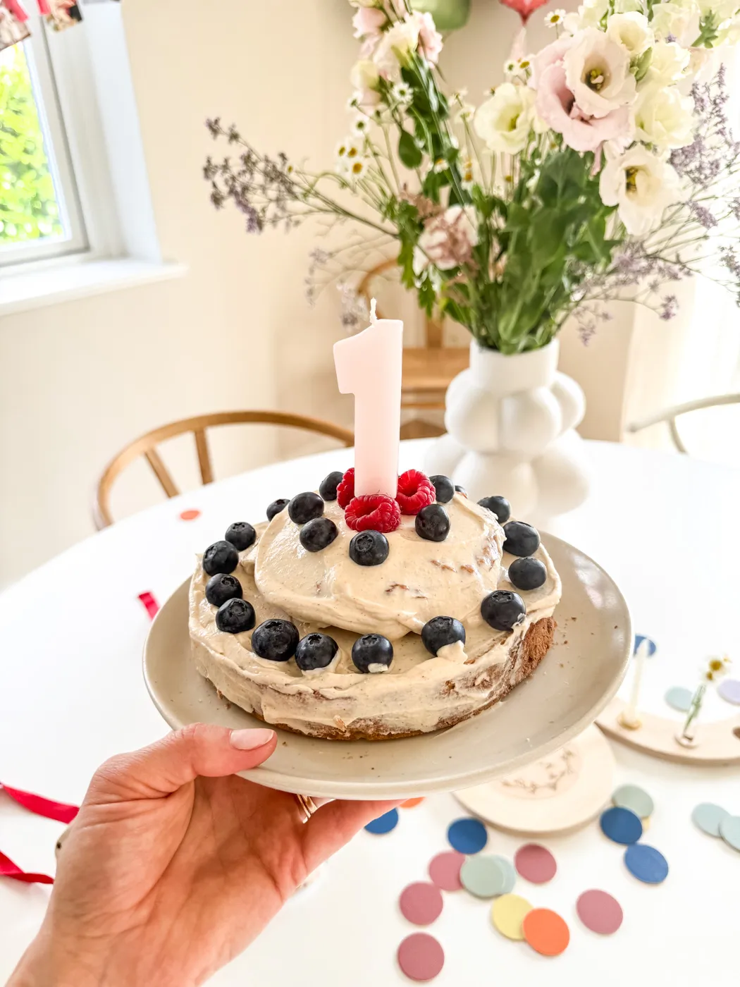 Hausgemachte Frischkäsecreme auf einem Babykuchen, leicht angedickt mit Dattelpulver