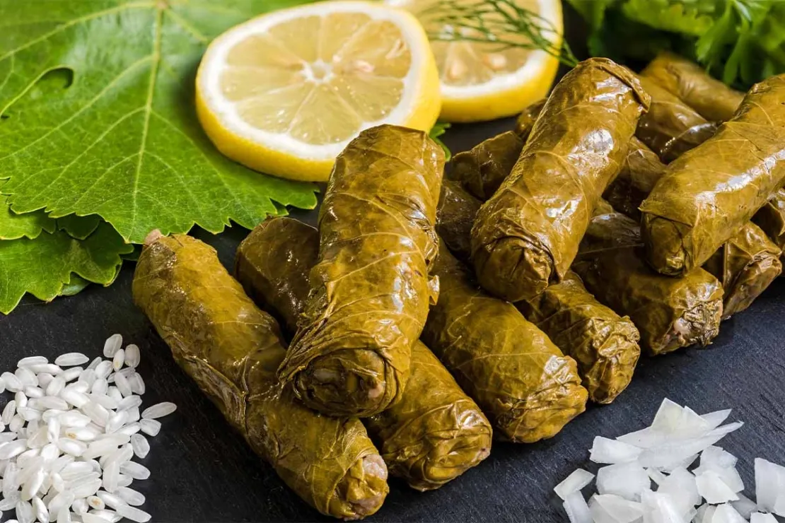 Hausgemachte gefüllte Weinblätter mit würziger Reisfüllung, appetitlich angerichtet.