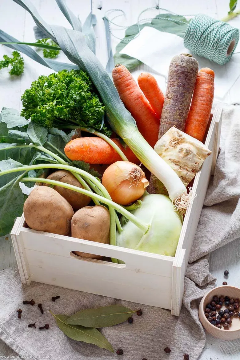Hausgemachte Gemüsesuppe im Topf, fertig zum Servieren, ideal für Suppe kochen für Anfänger.