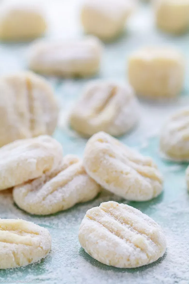 Hausgemachte Gnocchi in einer Schüssel, bereit zum Servieren, ein einfaches Rezept für die deutsche Küche.