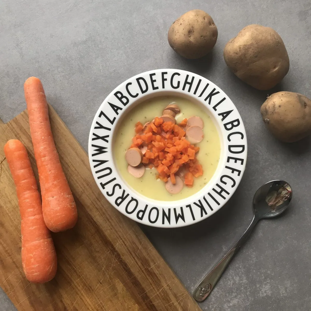 Hausgemachte Kartoffelsuppe mit Würstchen, ein traditionelles und wärmendes Gemüsegericht