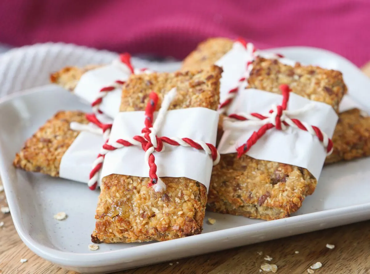 Hausgemachte Müsliriegel mit Hafer, Nüssen und Trockenfrüchten