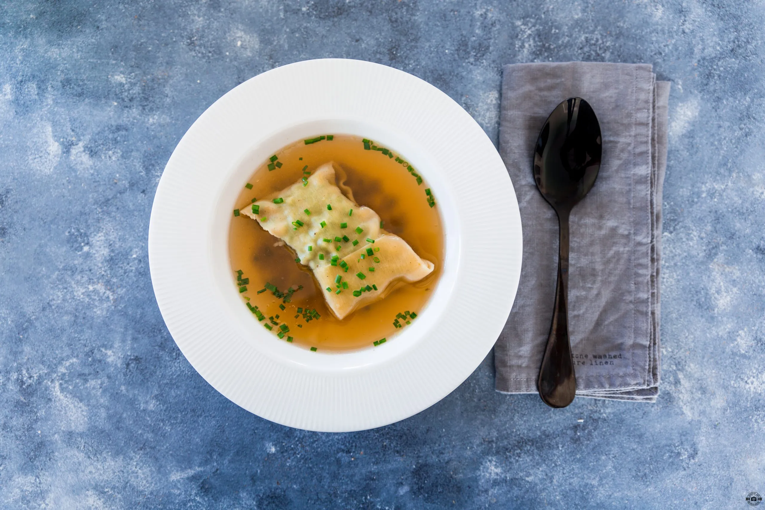 Hausgemachte schwäbische Maultaschen in Brühe, ein klassisches Spinat Rezept