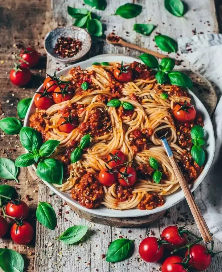 Hausgemachte vegetarische Bolognese auf Spaghetti, dampfend und lecker