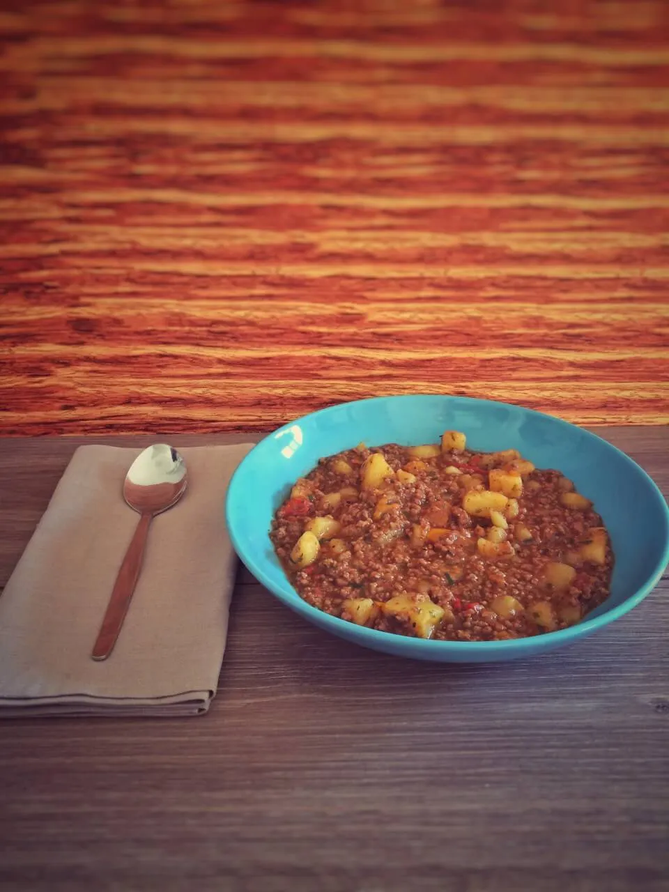 Hausgemachter Bauerntopf ohne Fertigmischung, angerichtet in einem großen Topf